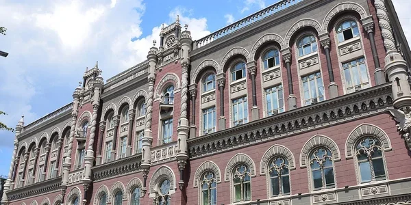Будівля НБУ, що перевіряє Monobank у скандалі з фото клієнтки