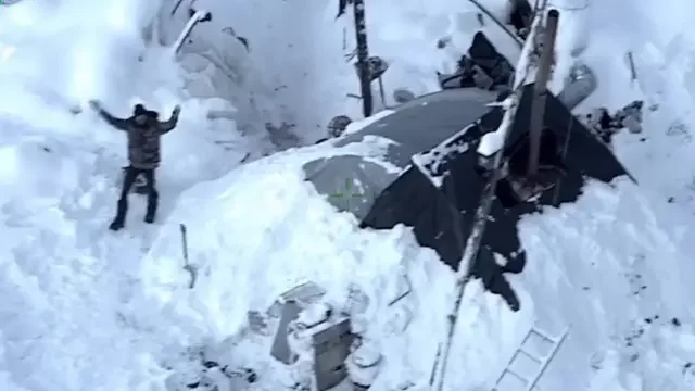 Норвезькі військові в сніговій печері «квінжі» для маскування від дронів РФ під час Cold Response