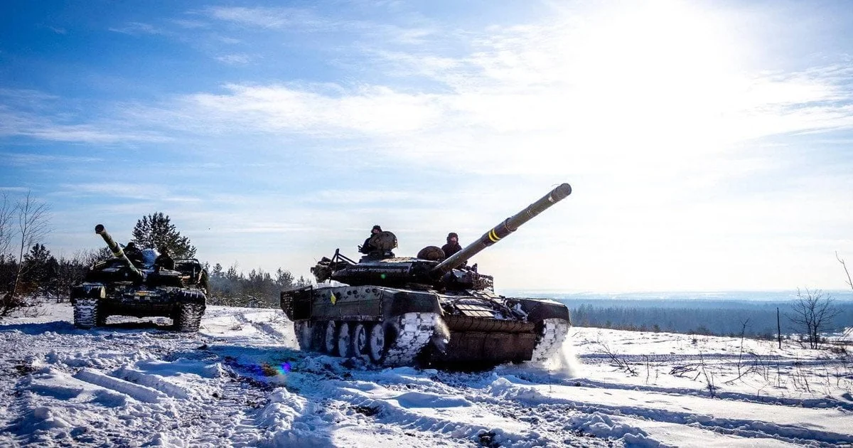 Російські танки окупантів перегруповуються в сніжному лісі перед великим наступом