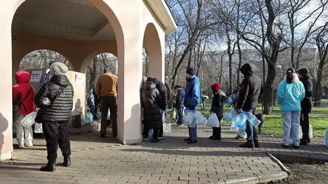 Жителі окупованих Олешок у черзі за гуманітарною допомогою через голод і блокаду