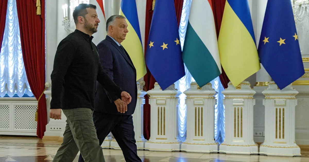 Віктор Орбан на тлі прапорів Угорщини, України та ЄС у парламенті