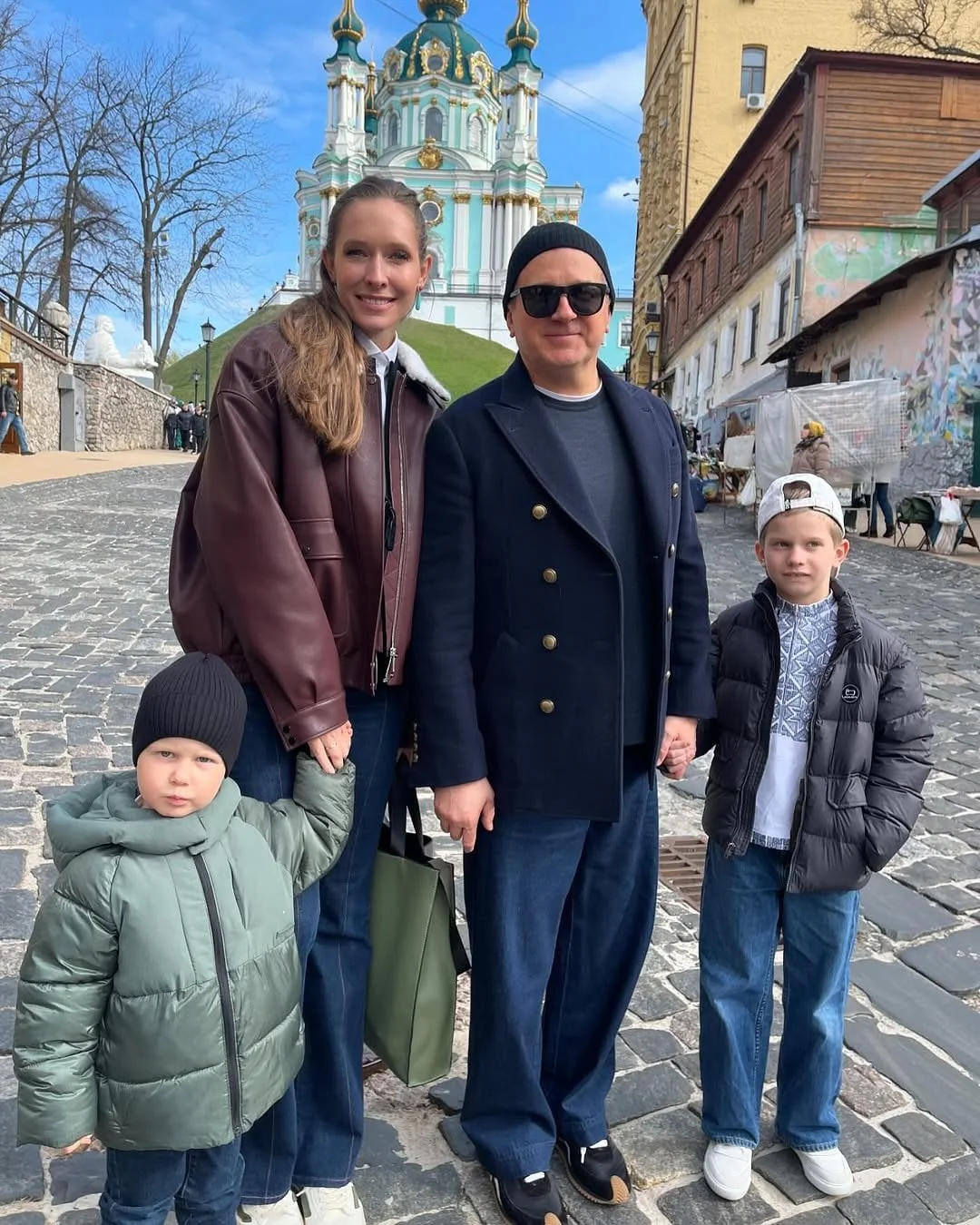 Катерина Осадча та Юрій Горбунов з синами на родинній прогулянці на Пейзажній алеї в Києві
