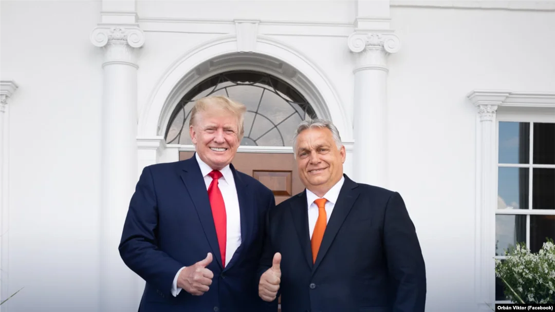 Дональд Трамп і Віктор Орбан показують великий палець біля білого фасаду