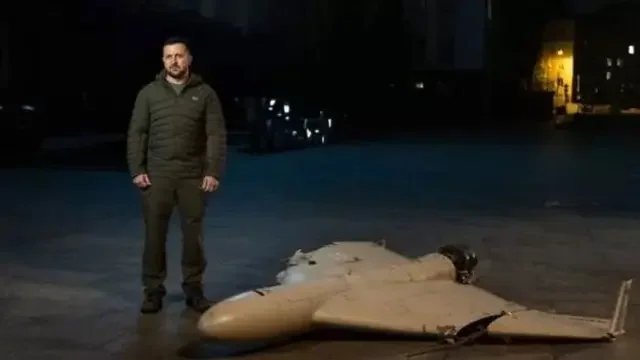 Український військовий біля уламків іранського дрона «Шахед» на тлі ночі