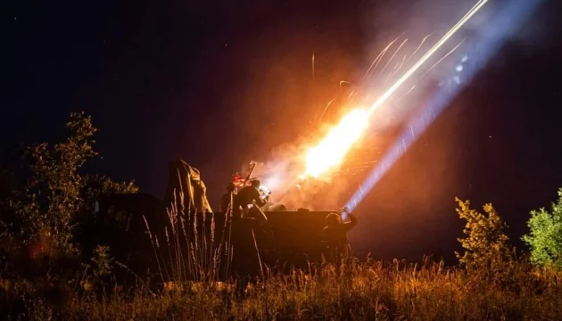 ППО відбиває дрони над Київщиною: трасувальні снаряди в нічному небі