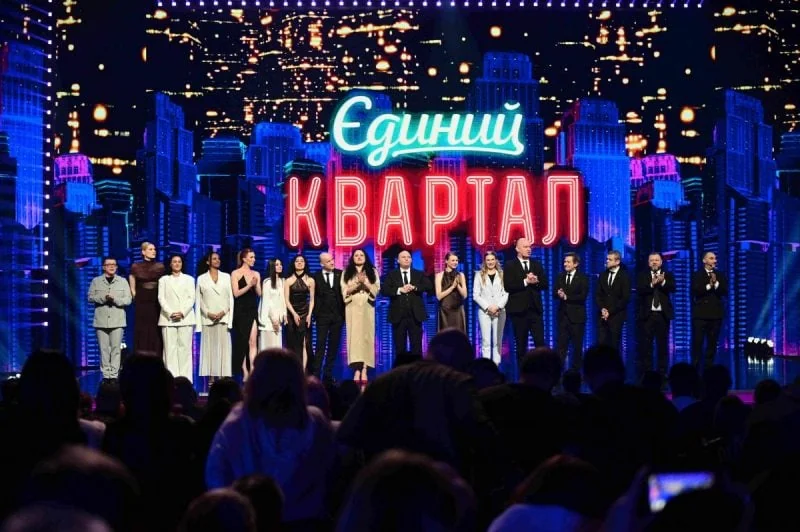 Актори «Вечірнього Кварталу» на сцені премєри з новими акторками перед глядачами