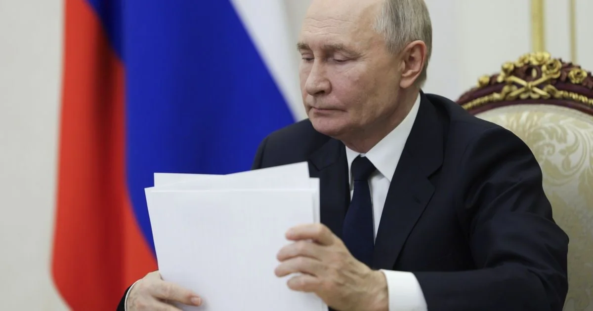 Володимир Путін з документами щодо умов перемиря від британського полковника