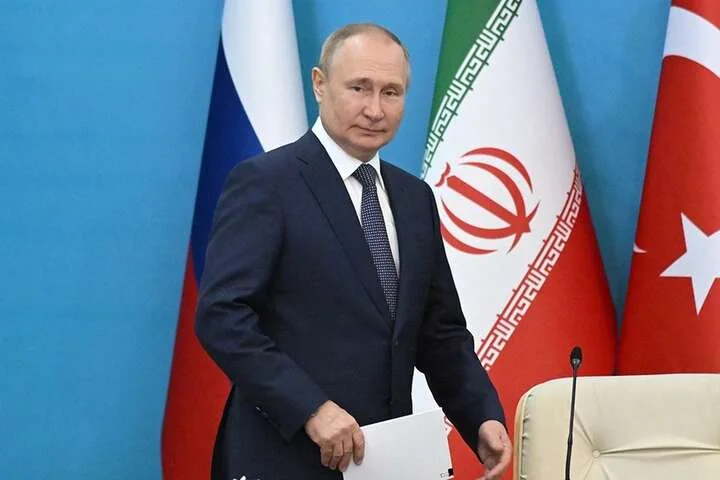 Володимир Путін перед прапорами РФ та Ірану з заявою про вбивство Алі Хаменеї