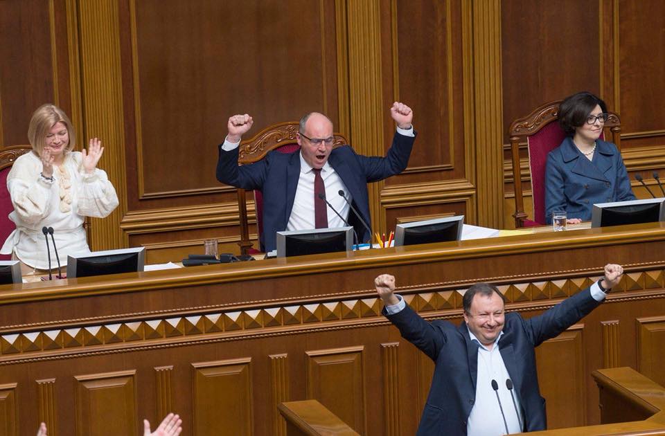 Депутати Верховної Ради святкують ухвалення закону про національний спротив