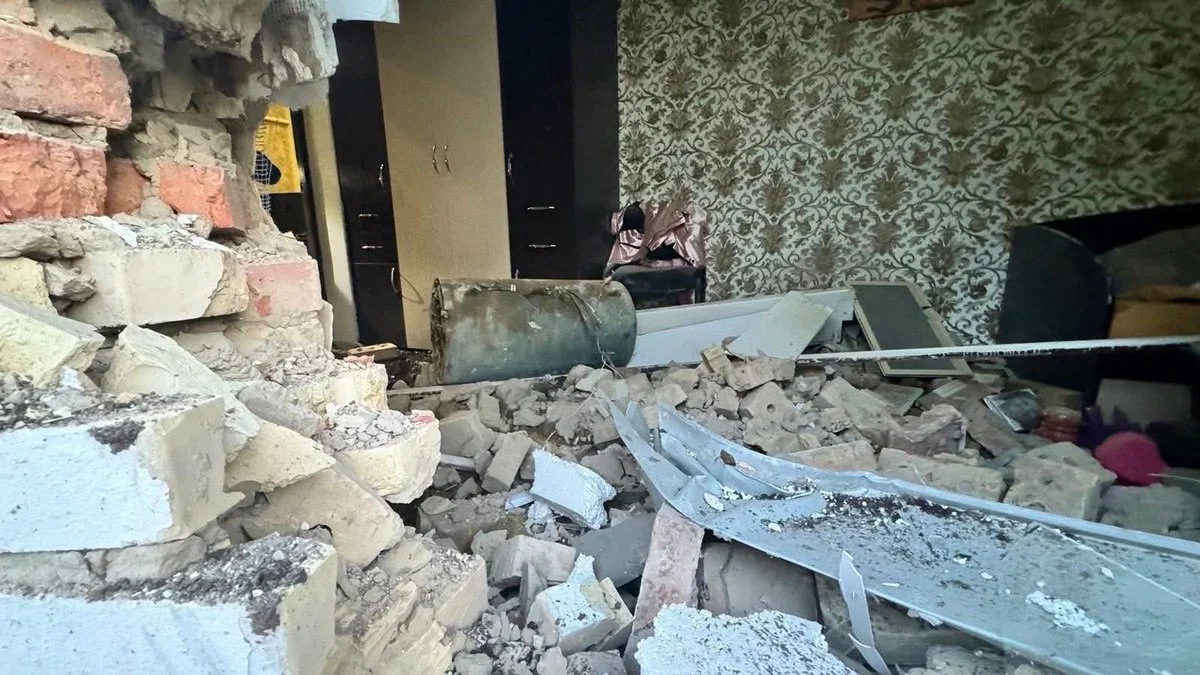 Уламки ракети Х-101 у зруйнованій спальні будинку у Василькові