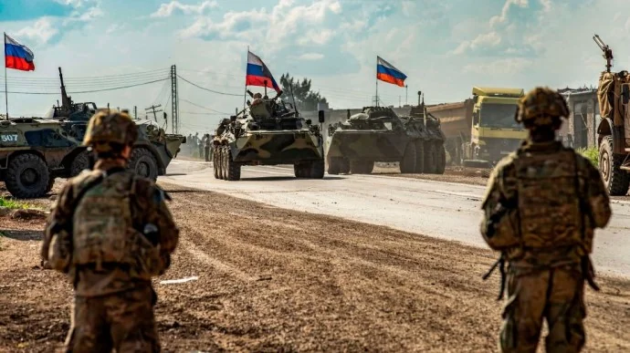 Російська колона бронетехніки з прапорами РФ готується до бойових дій на фронті