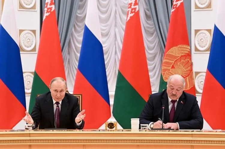 Володимир Путін і Олександр Лукашенко підписують угоду про судові рішення Росії та Білорусі.