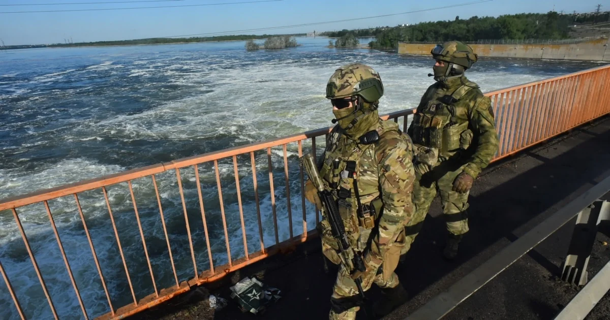 Українські десантники 25-ї бригади на дамбі охороняють позицію від росіян, що крали воду