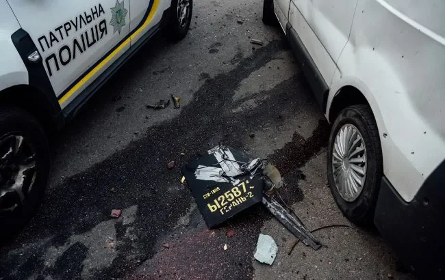 Повреждённые полицейские автомобили после атаки российских дронов в Шостке