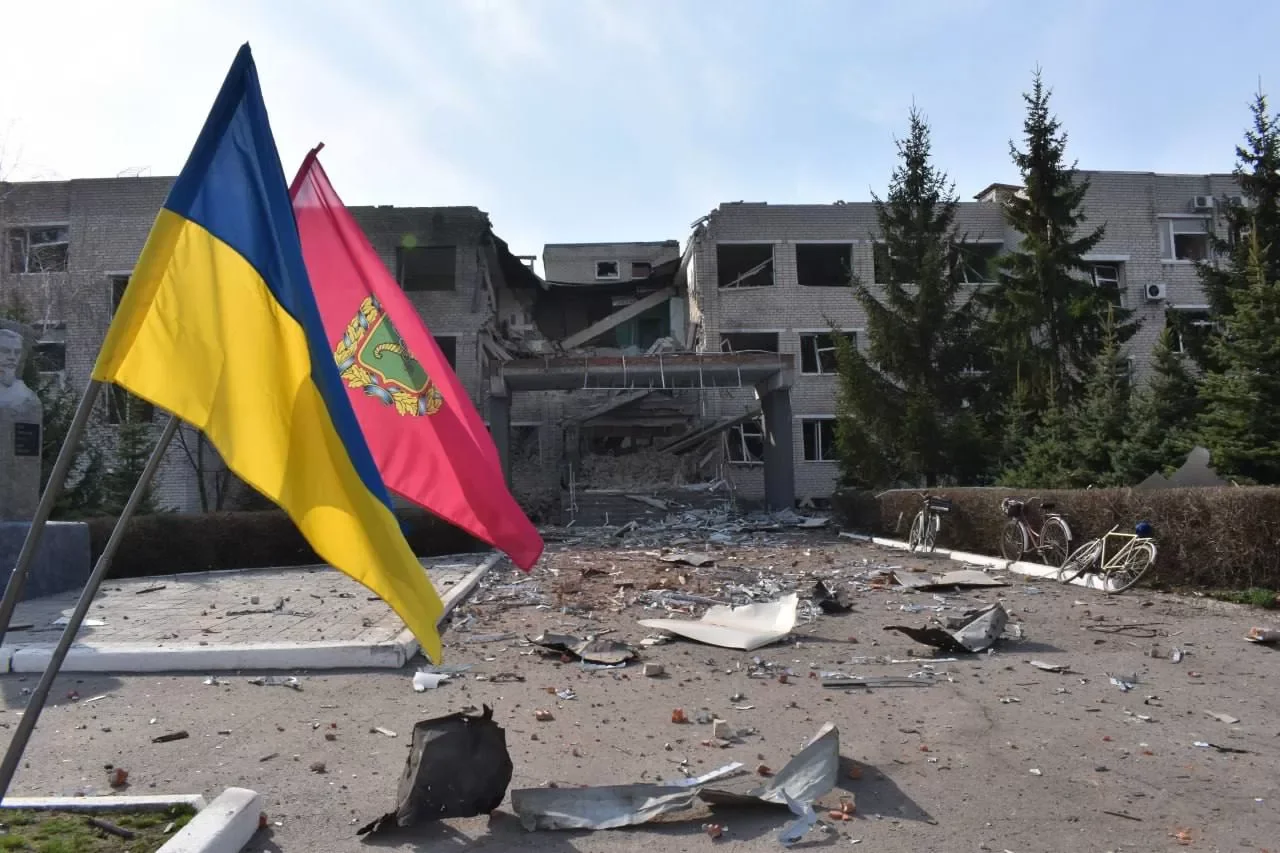 Зруйнований Авдіївський ліцей на Чернігівщині після атаки російських Гераней з українськими прапорами