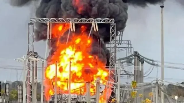 Пожежа на електромережах від російських ударів, що спричинили блекаут у чотирьох областях