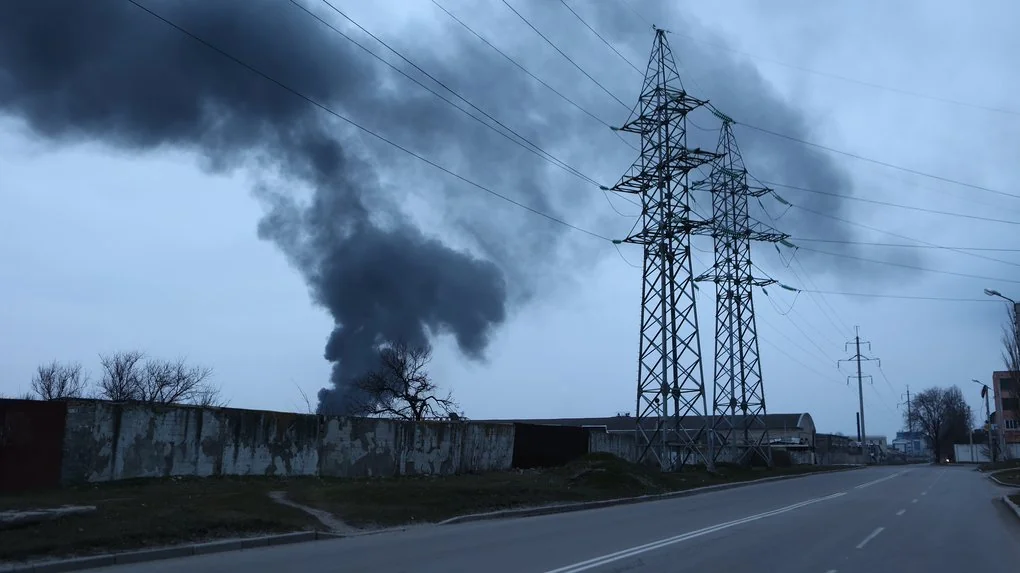 Електроопори з димом від російських ударів по енергетичній інфраструктурі України