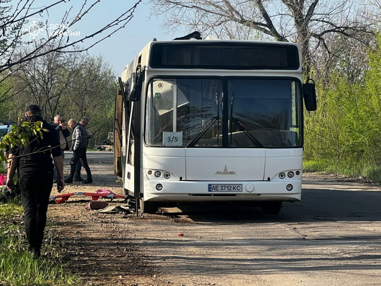 Пошкоджений автобус Харків – Великий Бурлук після удару російського дрона на Харківщині.
