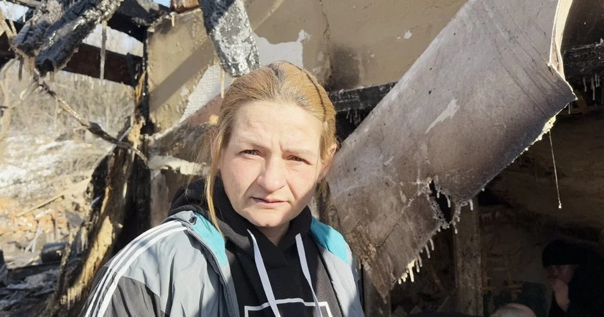 Зруйнований дім у Запоріжжі від удару російського дрона з обвалами стін та пожежою
