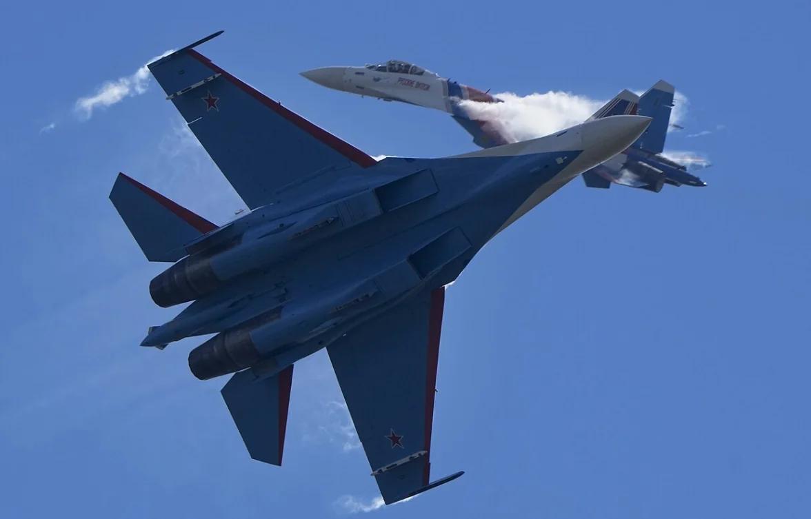 Російський Су-30 перехоплюється італійським винищувачем НАТО над Естонією