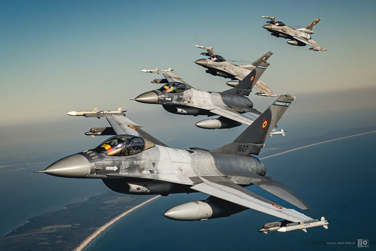 Румынские истребители F-16 в полёте над Подунавьем из-за российской атаки