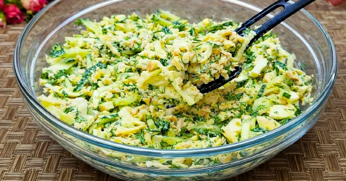 Салат «Березень» с курицей, грибами, яйцами и зеленью в стеклянной миске