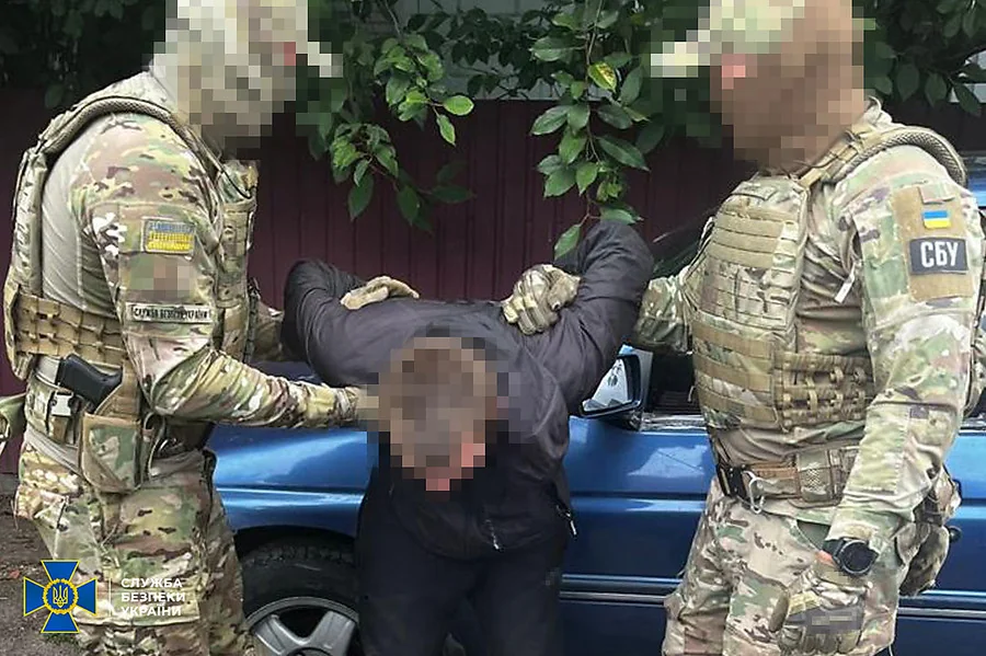 Співробітники СБУ затримують агента РФ біля автомобіля в зоні бойових дій