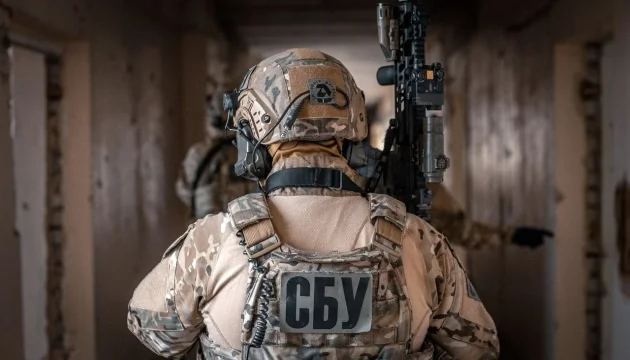Співробітники СБУ в камуфляжі з написом СБУ проводять операцію проти угорського розвідника на Закарпатті
