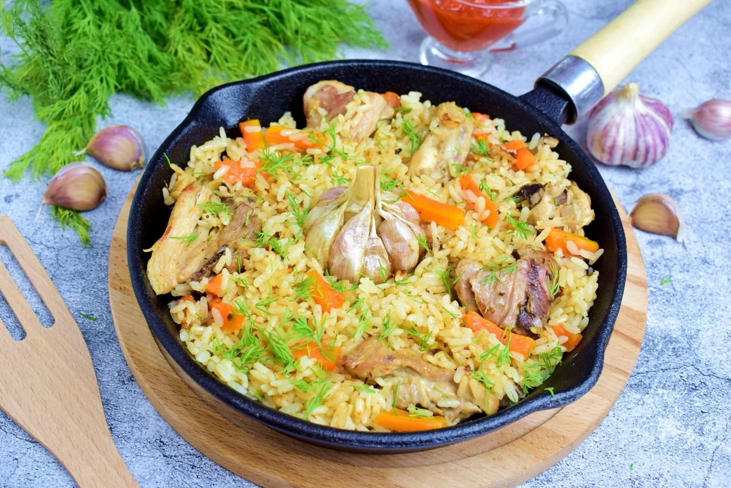 Розсипчастий плов у казані з мясом, морквою, зеленню та часником