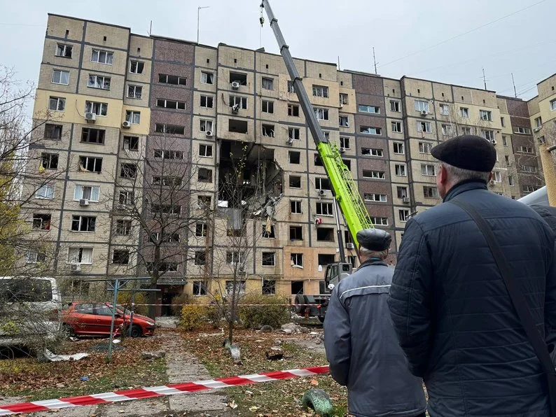 Руйнування багатоповерхівки в Дніпрі від атаки «Шахедів»: вибиті вікна, отвір у стіні та кран
