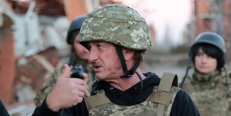 Шон Пенн у камуфляжі з рацією спілкується з бійцями на Донеччині