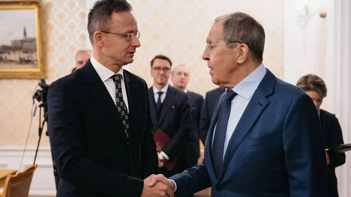 Петер Сійярто потискає руку Сергію Лаврову на дипломатичній зустрічі