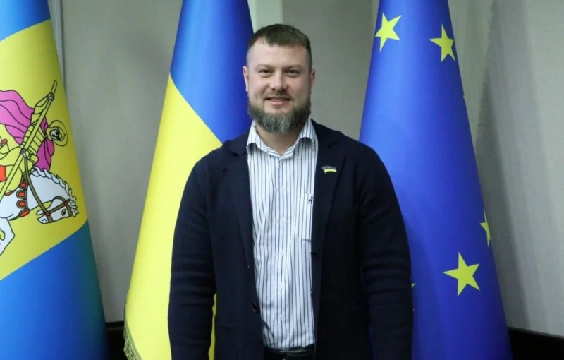 Народний депутат Федір Веніславський на тлі прапорів України та ЄС