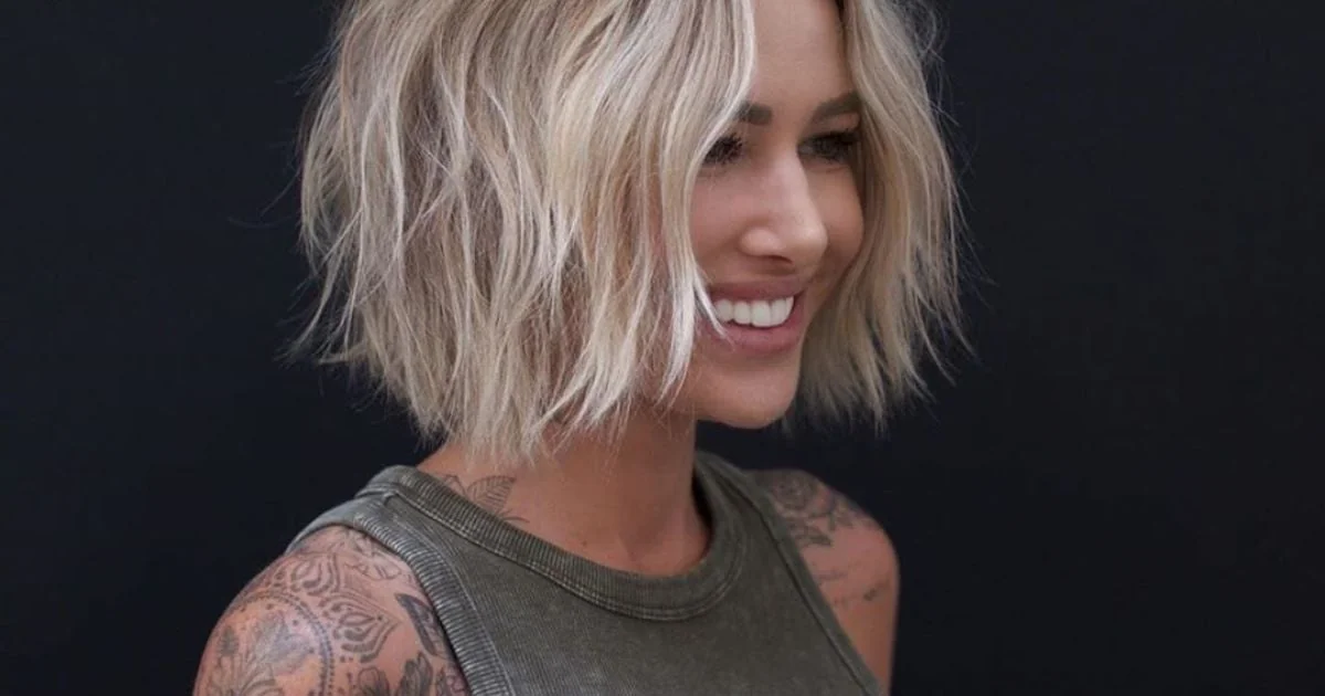 Жінка з елегантною стрижкою Soft Bob, мякі хвилі волосся на чорному фоні