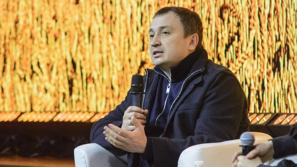 Николай Солский выступает на фоне колосьев зерна в деле о мошенничестве