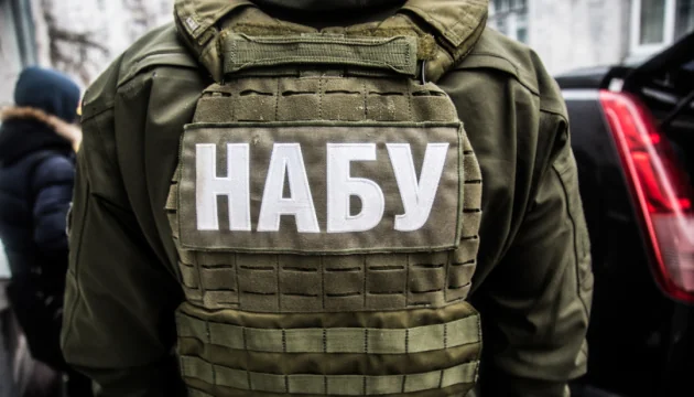 Співробітник НАБУ в бронежилеті на блокпості біля вїзду до Сум