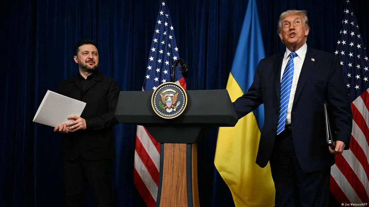 Дональд Трамп з Володимиром Зеленським за трибуною під прапорами США та України щодо миру.