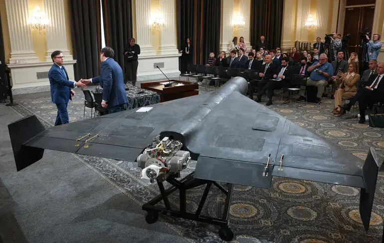 Дрон LUCAS США у схемі летючого крила, аналог Shahed-136, на презентації