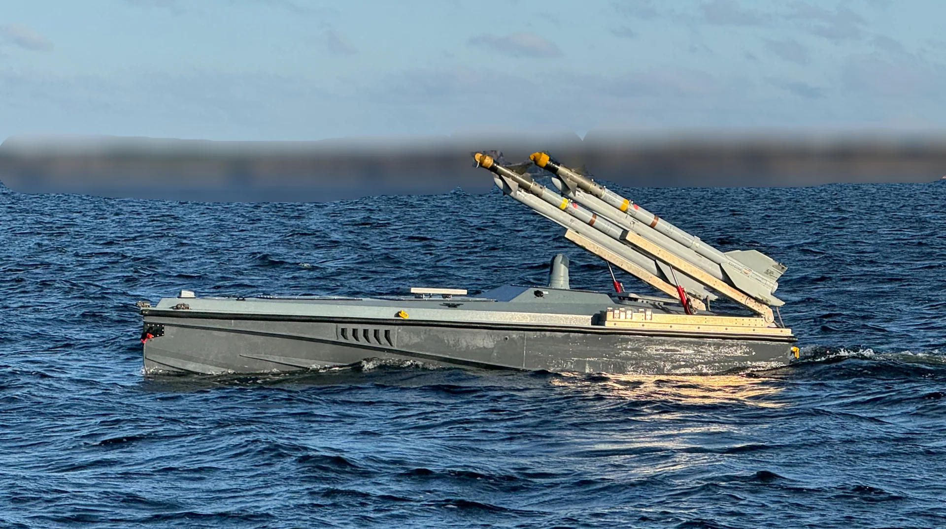Безпілотний швидкісний катер США з ракетними пусковими проти Ірану на морі