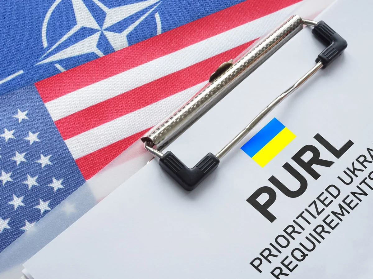 Флаги США, НАТО и Украины с документом PURL Prioritized Requirement