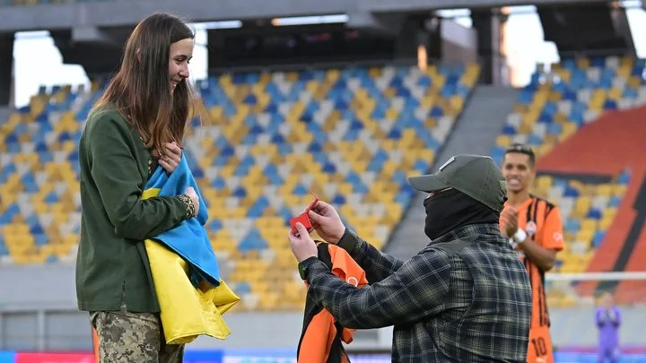 Захисник Маріуполя Мирослав освідчується Еліні Мединіній на полі «Арени Львів»