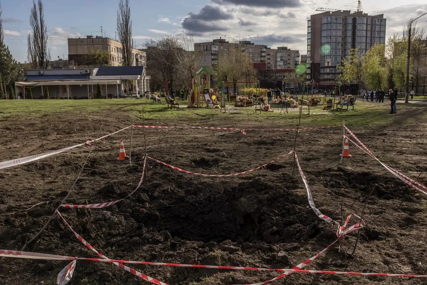 Огорожена яма від вибуху газу в селі Братське на Миколаївщині, дитячий майданчик поруч