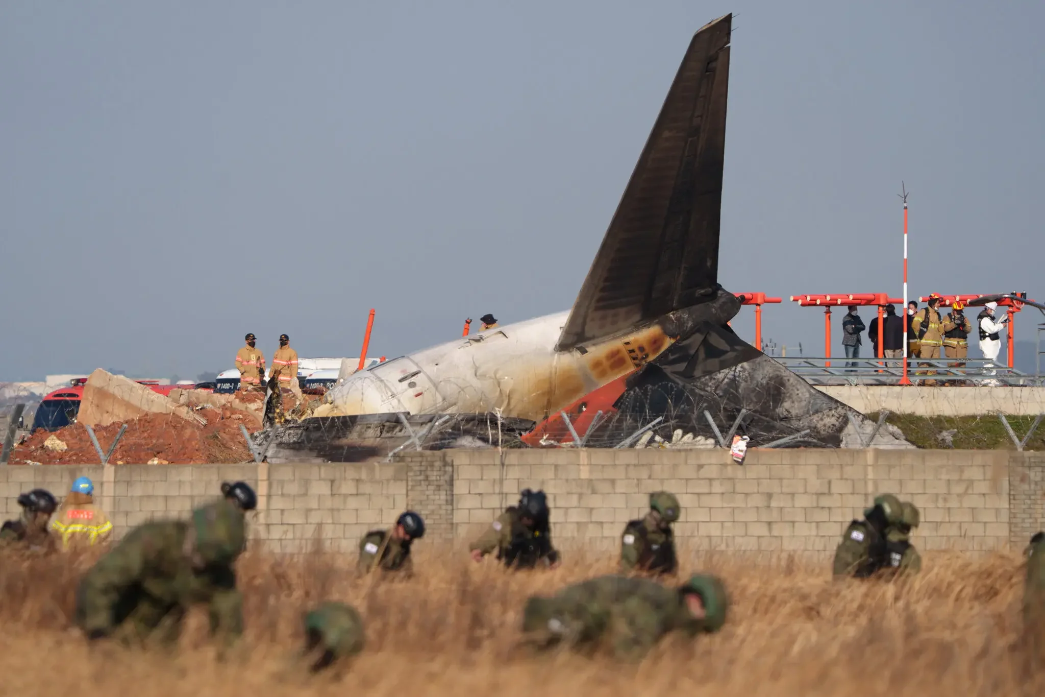 Уламки розбитого KC-135 в Іраку після катастрофи, рятувальники на місці