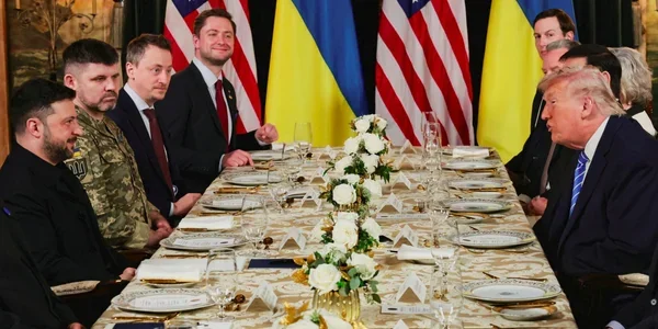 Дональд Трамп на переговорах по Украине за столом с флагами США и Украины