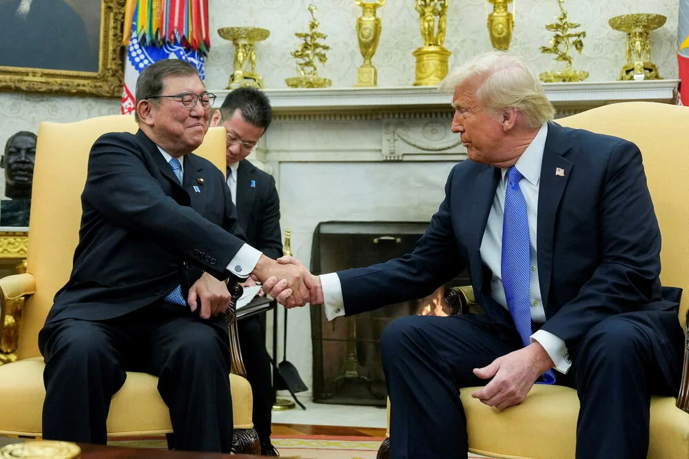 Дональд Трамп жмёт руку премьер-министру Японии Санаэ Такаити в Белом доме