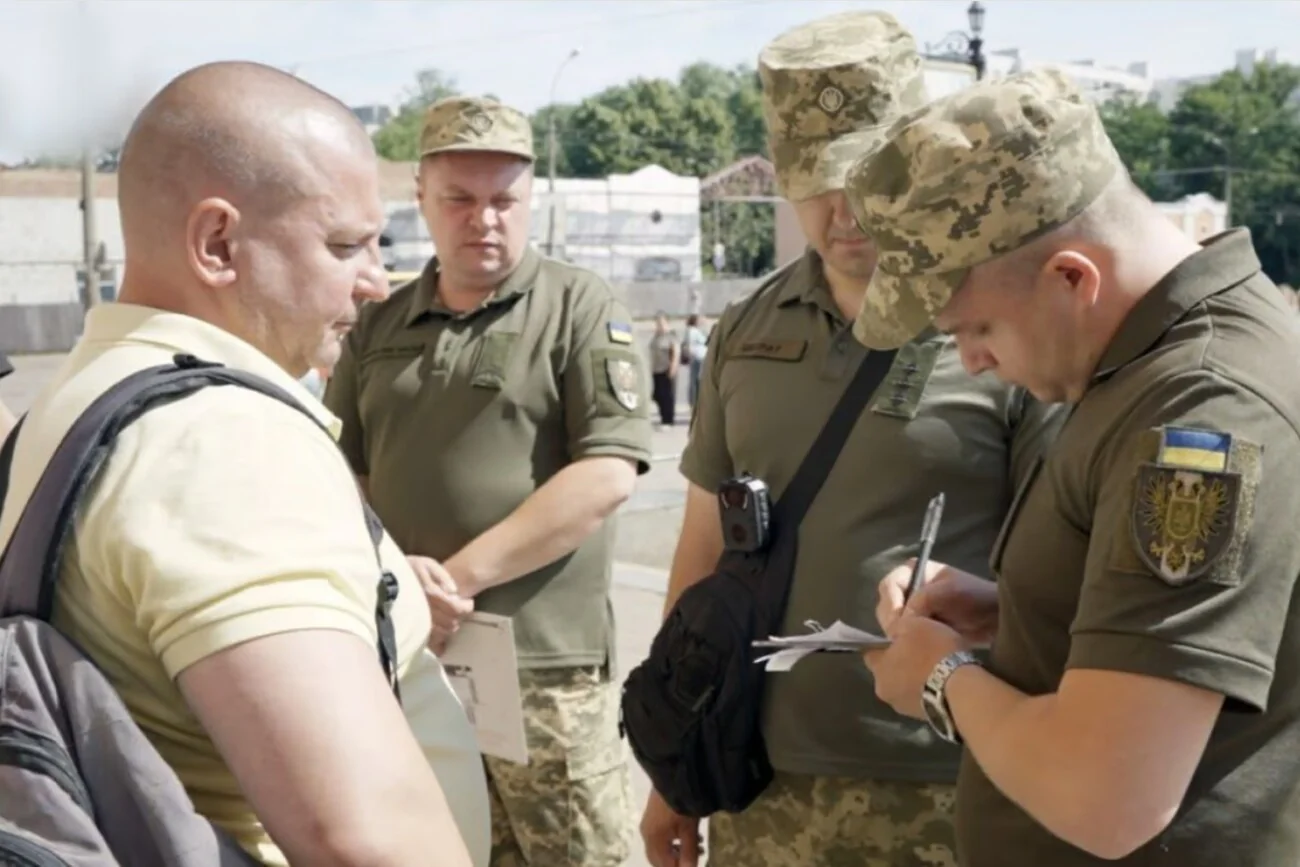 Співробітники ТЦК перевіряють громадянина без документів на вулиці