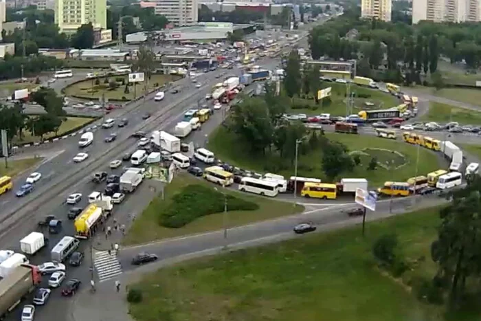 Затор на Броварському проспекті у Києві через перекриття ТЦК під час тривоги