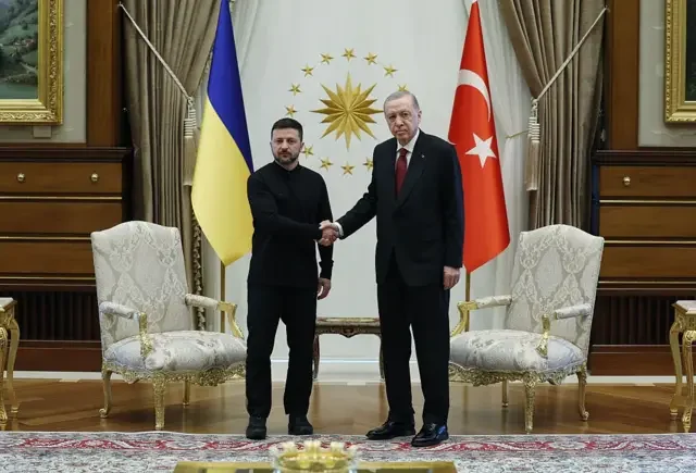 Зеленський потискає руку Ердогану на тлі прапорів України та Туреччини