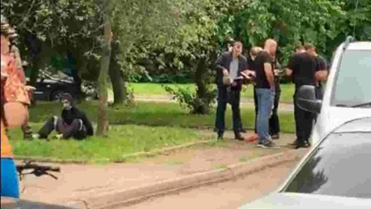 Нападники в балаклавах біля авто після розбійного нападу на суддю в Дніпрі