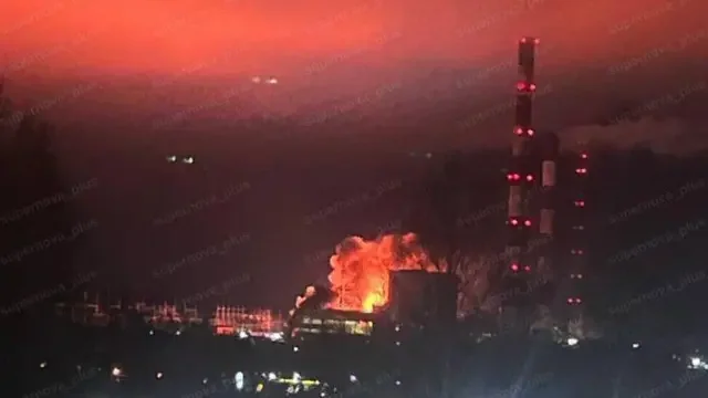Спалений склад «Шахедів» у Донецьку з гігантським стовпом диму від пожежі